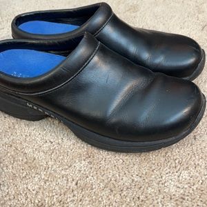 Woman’s 9.5 Merrell Jungle Primo Black